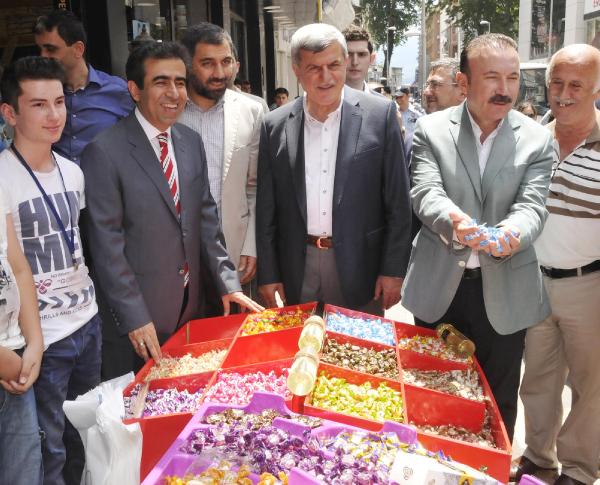 Kocaeli'de, Vali ve Büyükşehir Belediye Başkanı'ndan esnafa destek