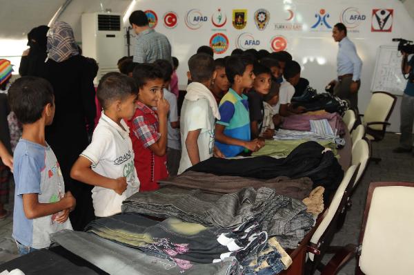 Akçakale'de 2 bin 500 Suriyeli çocuğa bayramlık