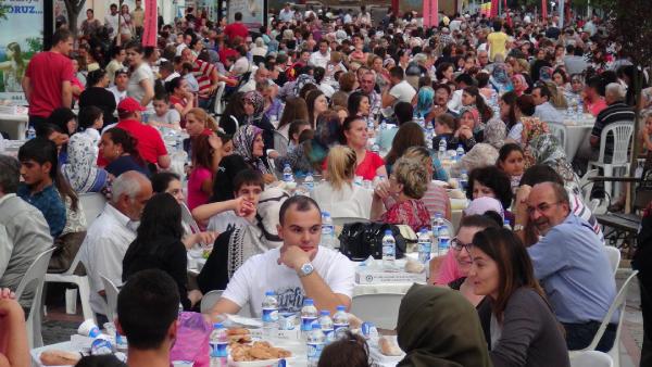 Edirne’de 5 bin kişilik sokak iftarı