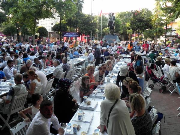 Avcılar'da 15 bin kişiye iftar yemeği dağıtıldı: Kimse yatağa aç girmeyecek