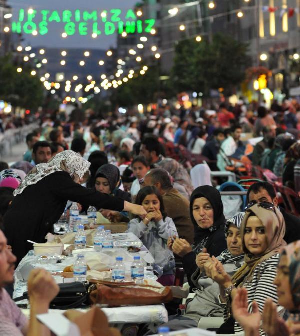 TBMM Başkanı Yılmaz Sivas'ta binlerce kişiyle oruç açtı