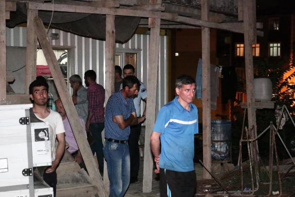 Paralarını alamayan işçiler çatıya çıktı