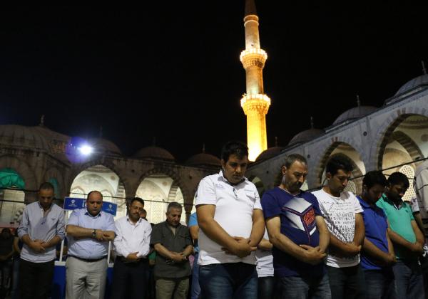 Kadir Gecesi'nde Sultanahmet Camii doldu taştı