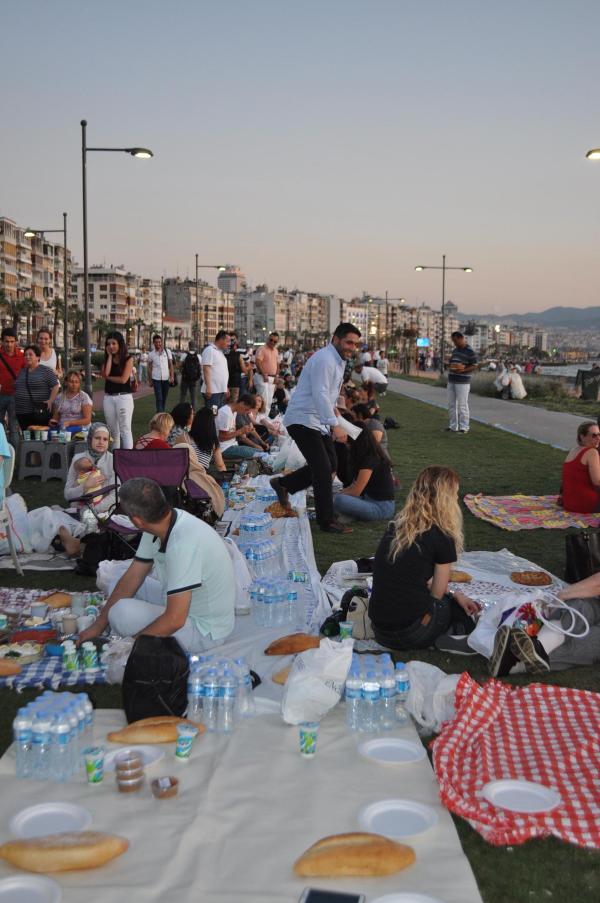 İzmir'de 'Hoşgörü sofrası' kuruldu