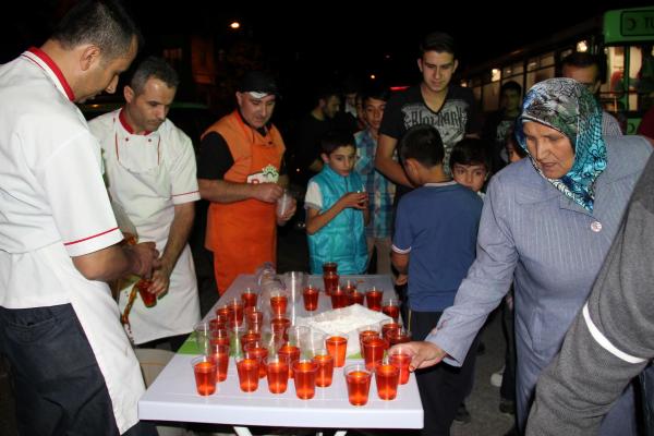 Nevşehir Belediyesi Kadir Gecesi'nde bal şerbeti dağıttı