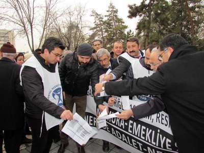 Kayseri’de KESK ve Türk Kamu-Sen bordro yaktı