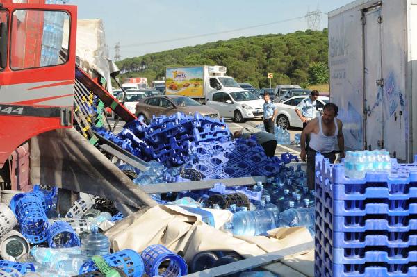 Tırın dorsesi yana kaydı,  damacanalar yollara saçıldı