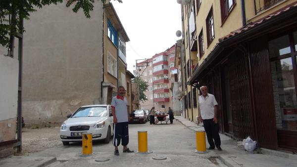 Sokağın bir tarafı duba, diğer tarafı apartmanla kapalı