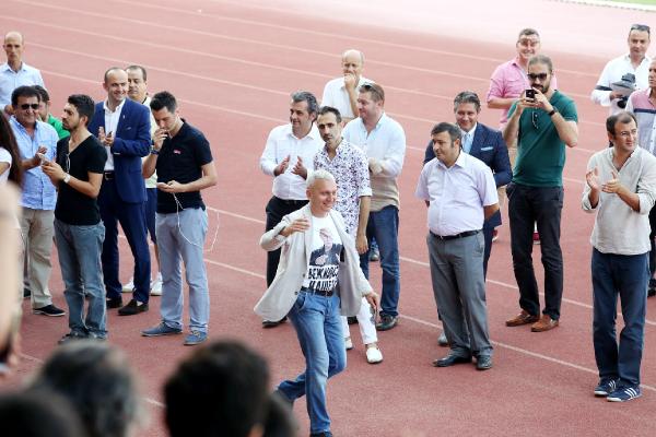 Putinli tişört görevden aldırttı