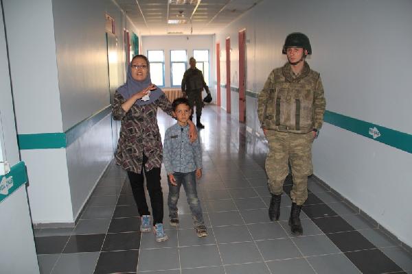 Başkale de 101 kaçak göçmeni Mehmetçik kurtardı