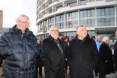 Nazım Hikmet'e Boğaz'da karanfilli anma