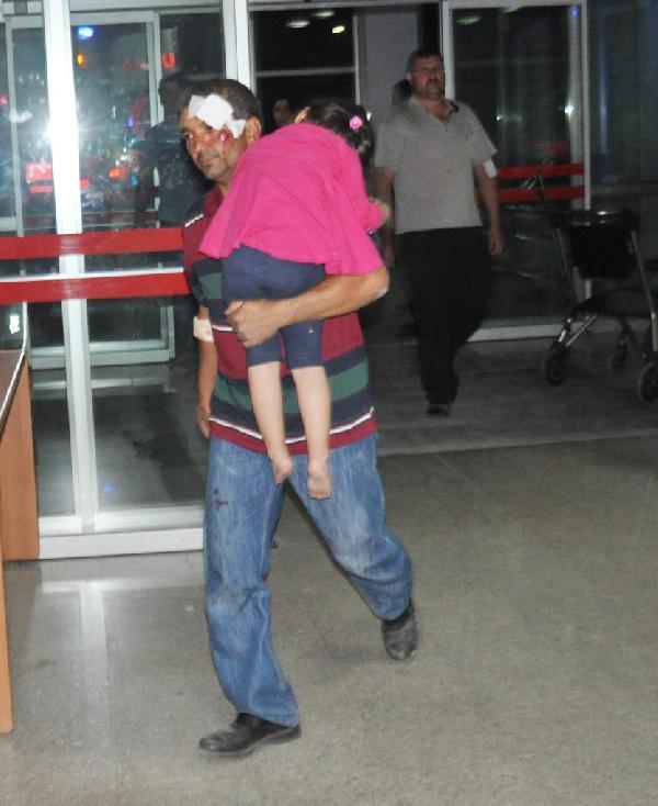 Kızını hastaneye götürürken kaza yaptı: 4 yaralı