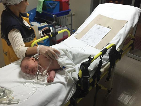 Su diye turşu asidi içirilen 2 aylık bebek yaşam savaşı veriyor