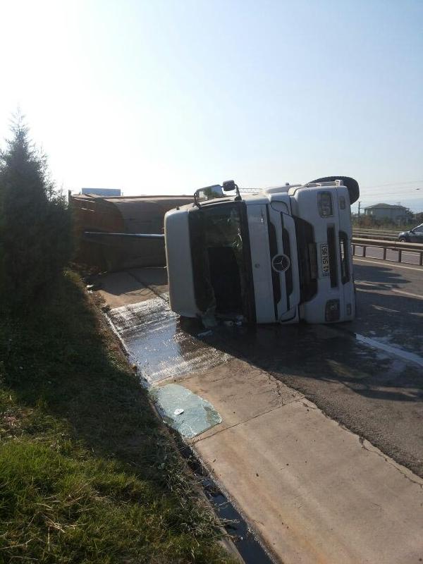 Hafriyat yüklü TIR devrildi: 1 yaralı