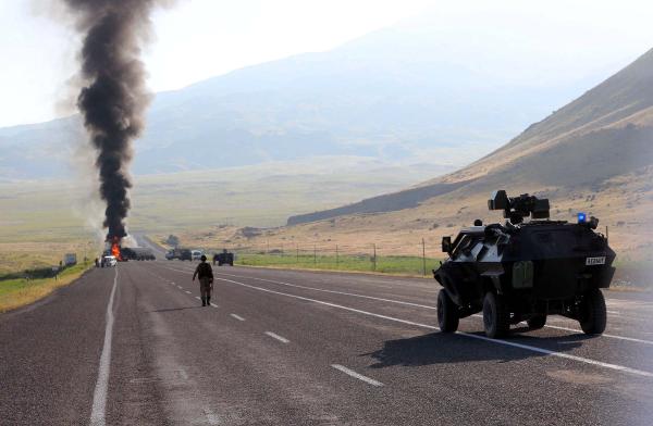 PKK Doğubayazıt'ta yol kesti, beton mikresi yaktı