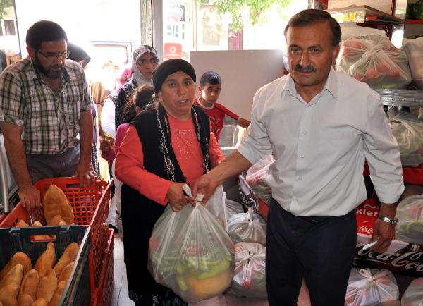 Mahalle muhtarından 155 aileye Ramazan yardımı