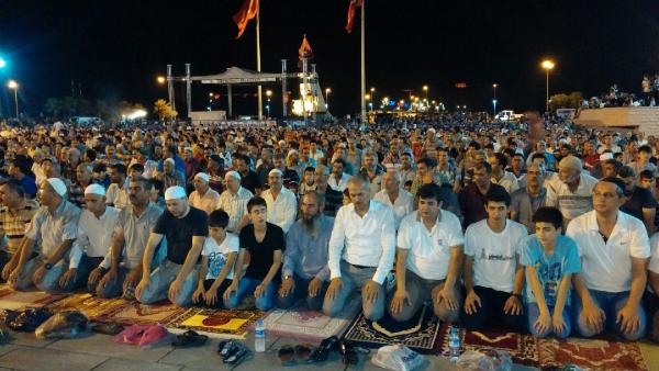 Hatay'da 3 bin kişi, Atatürk Anıt Alanı'nda teravih namazı kıldı