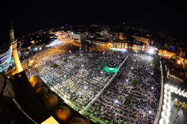 Mevlana Meydanı'nda Kadir Gecesi 60 bin kişi namaz kıldı