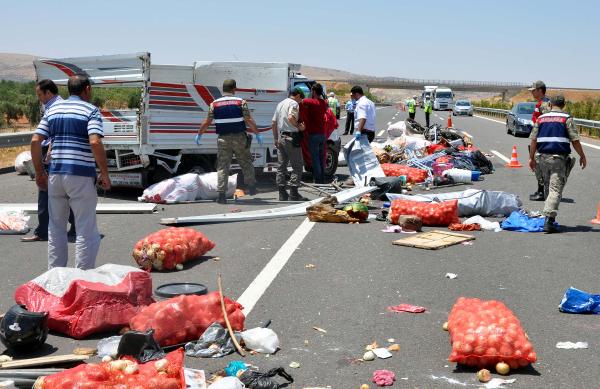 Tarım işçilerini taşıyan kamyonet devrildi: 3 ölü, 13 yaralı (2)-Yeniden