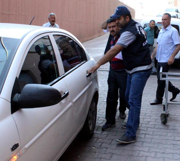 Tramvayda engellinin parasını çalan yankesici güvenlik kamerasından yakalandı