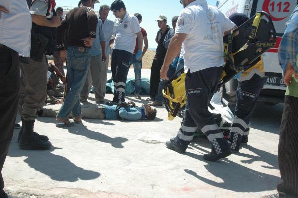 Suriye uyruklu tarım işçilerini taşıyan minibüs devrildi: 18 işçi yaralandı