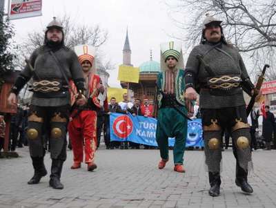 Memurlar Yeniçeriler eşliğinde bordro yaktı