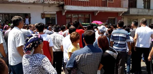 Kamyonetin altında kalan minik Hasret öldü (2)