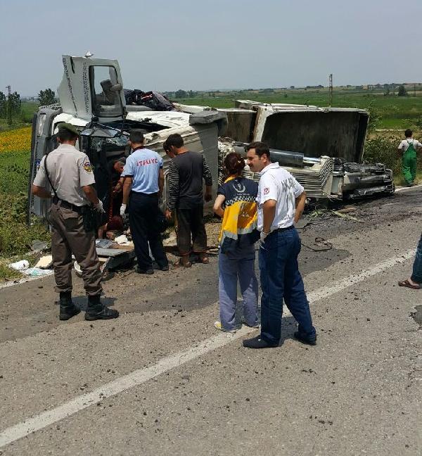 Vinç yüklü kamyon devrildi, sürücü öldü