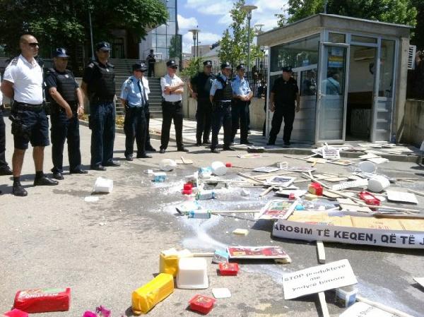 Kosova Başbakanlık binası önünde süt üreticilerinden protesto