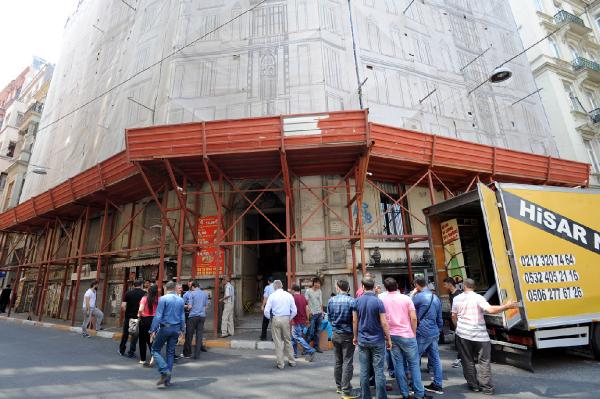 Beyoğlu'nda Nazım Hikmet Kültür Vakfı tahliye edildi