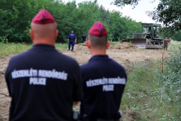 Macaristan mültecileri durdurmak için Sırbistan sınırına 4 metre yüksekliğinde ve 175 km uzunluğunda tel duvar örüyor