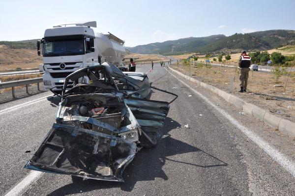 TIR, otomobile çarptı: 1 ölü, 2 yaralı