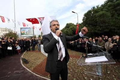 Karşıyaka'ya dev Nazım Hikmet heykeli