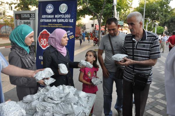 Adıyaman’da Suriyeliler iftar kumanyası dağıttı