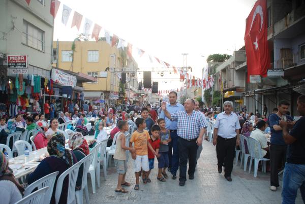 Kadirli'de 12 bin kişiye iftar verildi