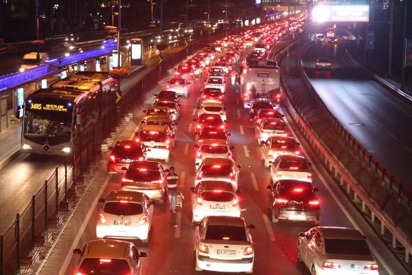 Bayram trafiği gece de sürdü