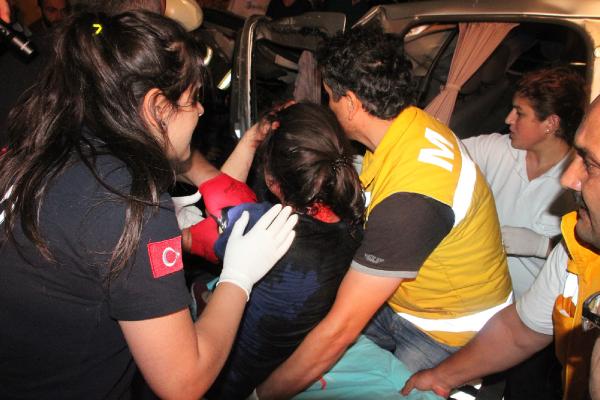 Hafif ticari araç refüje çarptı: 1 ölü, 2 yaralı