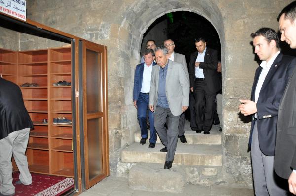 Başbakan Yardımcısı Arınç, Trabzon Ayasofya camisinde namazını kıldı