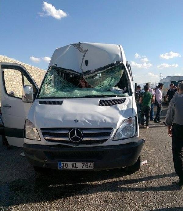 Kamyondan düşen su deposu minibüse çarptı: 2 yaralı