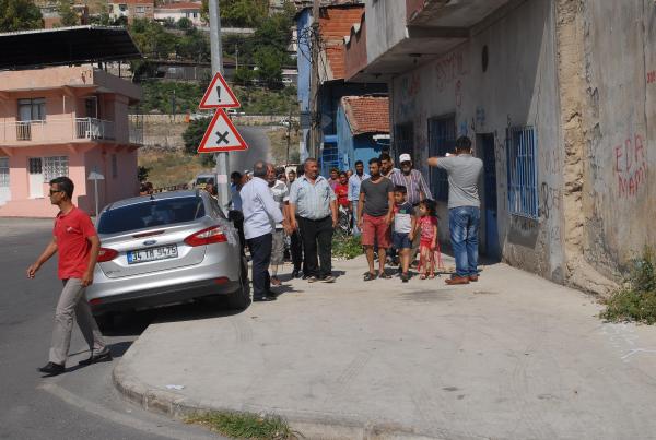 Romanlardan, çiçek sattırmayan zabıtaya protesto