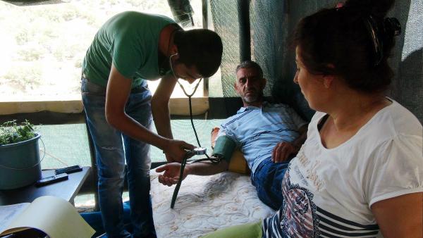 Tunceli'de, baraj gölünde mahsur kalan ailenin köprü zaferi