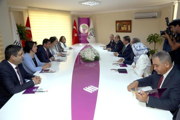 Davutoğlu, koalisyon turları kapsamında HDP'yi ziyaret etti