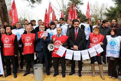 Burdur'daki memurlar da bordro yaktı
