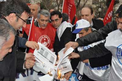 Adıyaman'da memurlar maaş bordrolarını yaktı