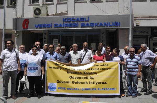 Kocaeli'de memurlar bordro yaktı