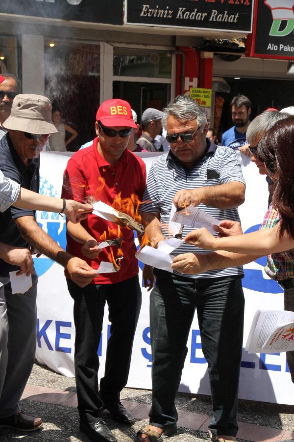 Balıkesir'de kamu emekçileri bordro yaktı