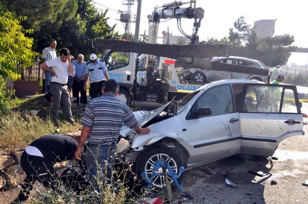 İki otomobil çarpıştı: 1 ölü, 4 yaralı