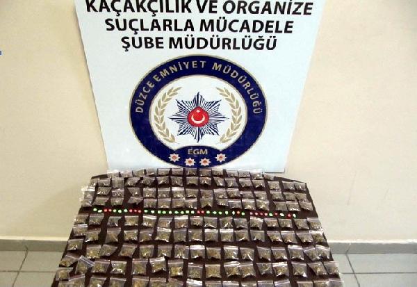 Uyuşturucu hap ve esrarla yakalandı, tutuklandı