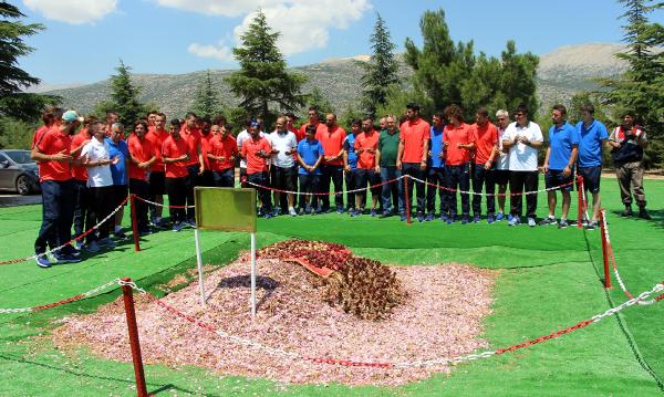 Antalyaspor'dan Demirel'in mezarına ziyaret