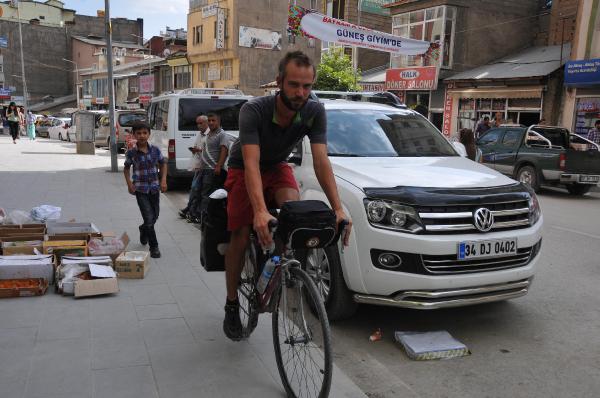'Barış' için 6 bin kilometre pedal çeviren İsviçreli Hakkari'de